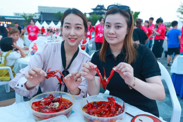 202308052023 “一虾两园 嗨游淮安”夏夜消费节暨万人盱眙龙虾宴启动仪式在淮举行5.jpg